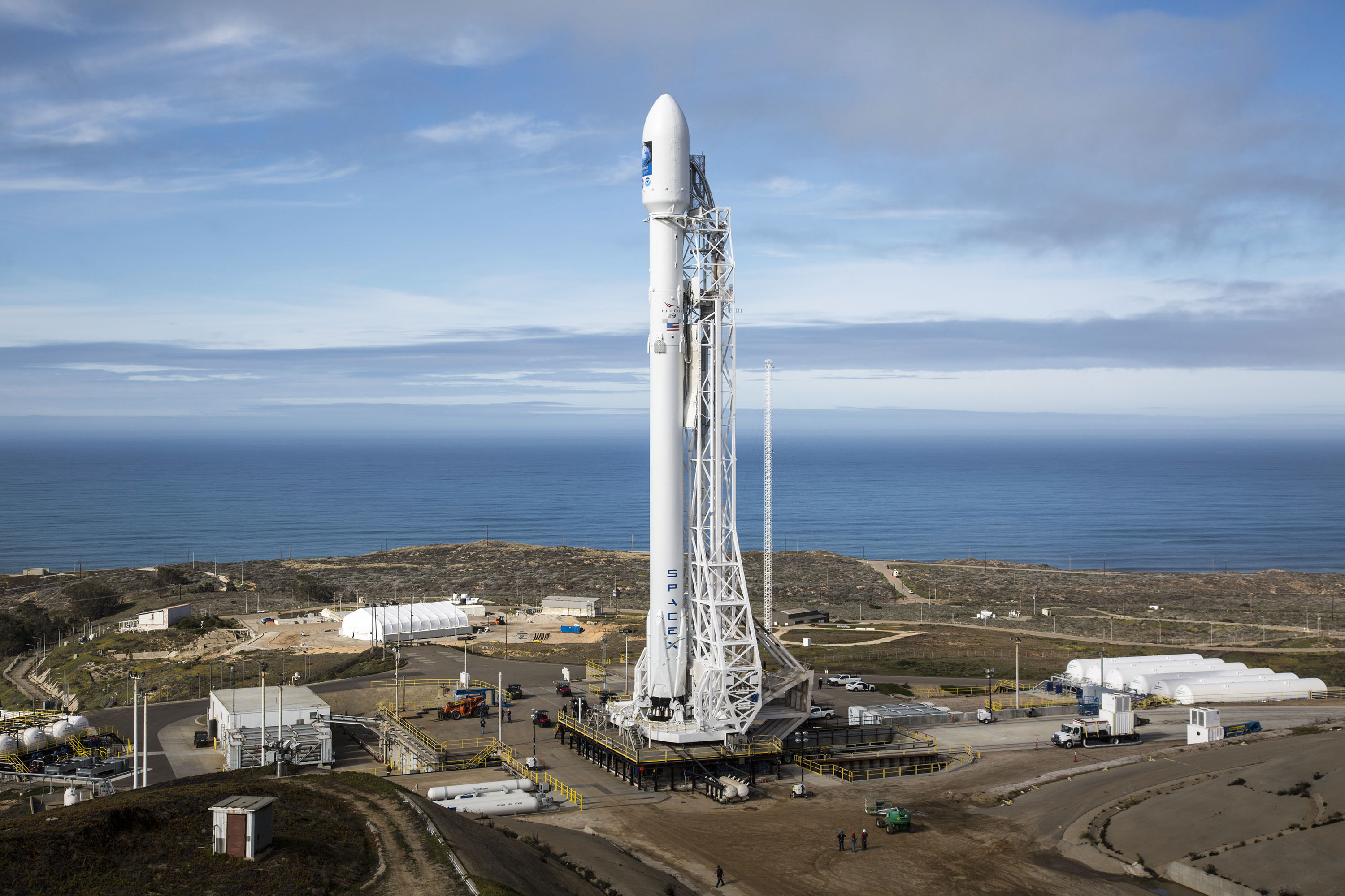 Source : SpaceX (2016, January 16). Falcon 9 vertical at Vandenberg Air Force Base. wikimedia commons. https://commons.wikimedia.org/w/index.php?curid=64851825